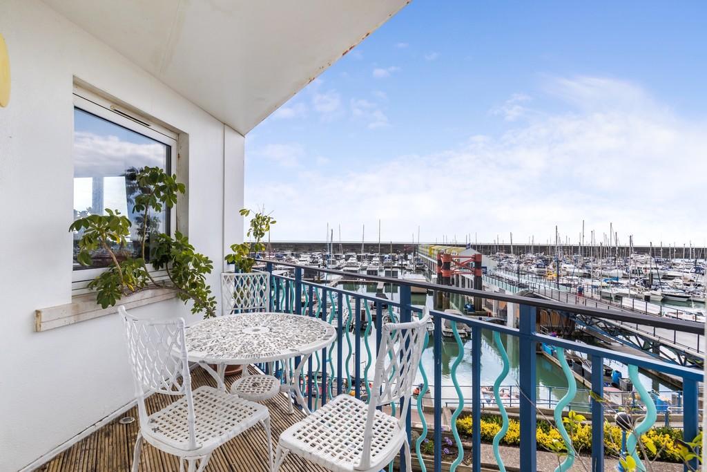 Britannia Court, Brighton Marina Village, Brighton 3 bed apartment for