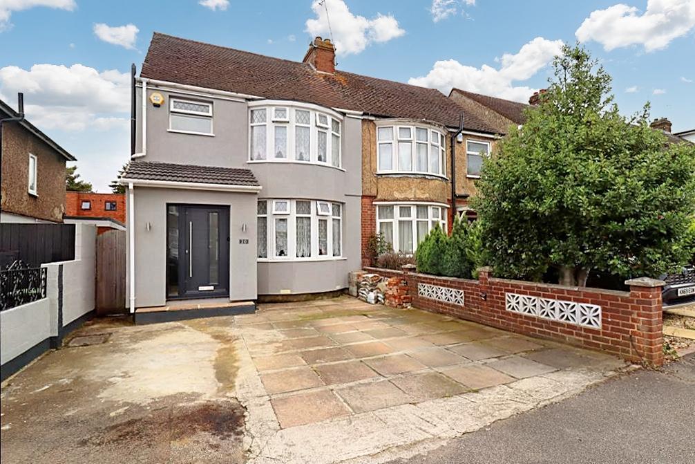 Wordsworth Road, Poets, Luton, Bedfordshire, LU4 0LJ 3 bed semi