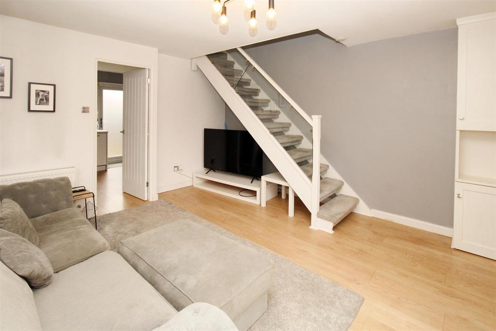 Portman Drive, Billericay 2 bed semidetached house to rent £1,450