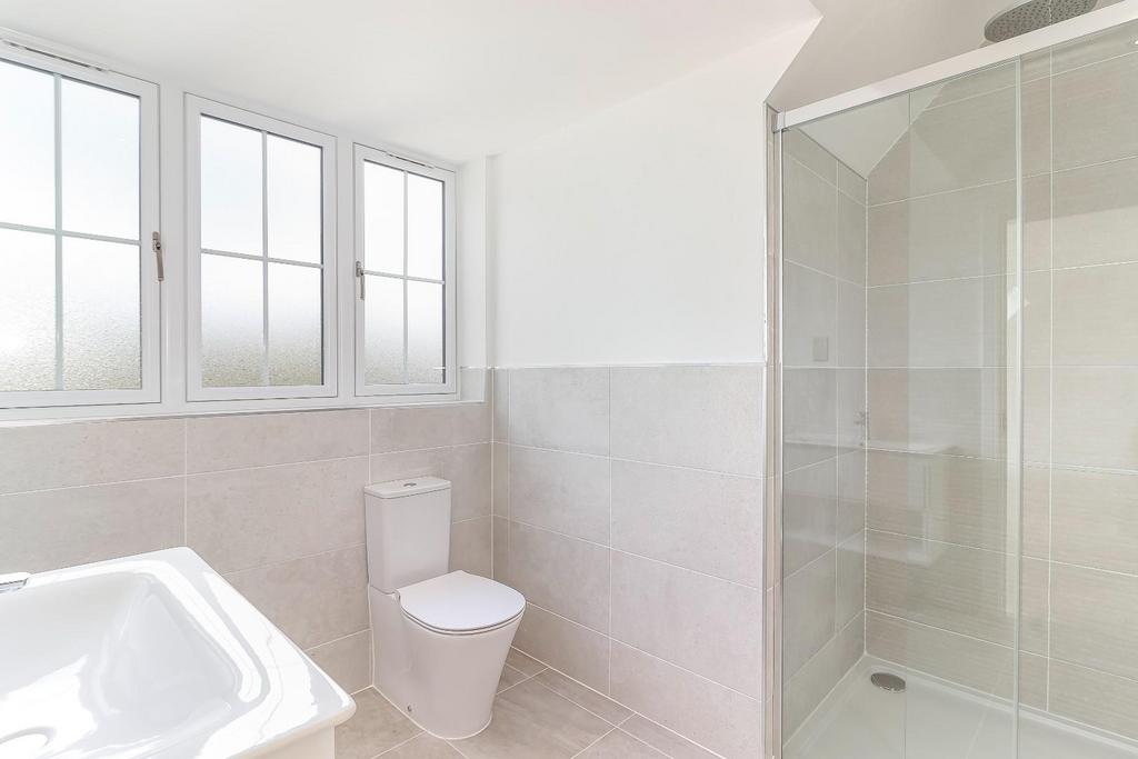 Bedroom 2 Ensuite.jpg