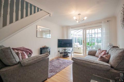 3 bedroom semi-detached house for sale - Begonia Close, Springfield, Chelmsford