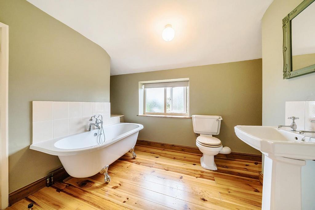 2nd view BATHROOM.jpg