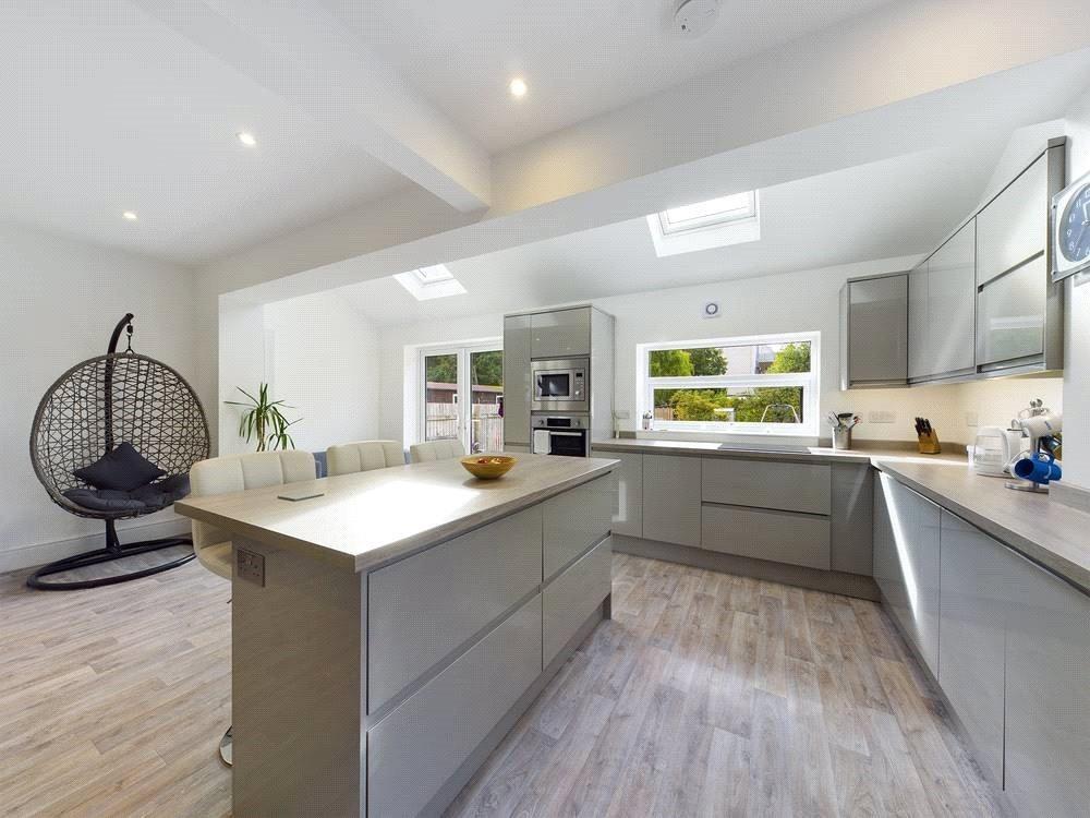 Ermin Street, Brockworth, Gloucester, GL3 3 bed detached house £390,000