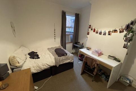 4 bedroom terraced house to rent - College Avenue, Leicester
