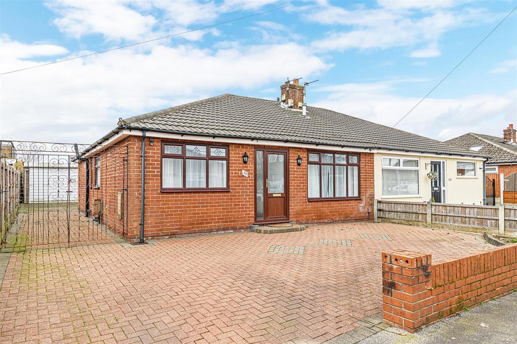 Scott Road, Lowton, Warrington, WA3 3 bed semidetached bungalow £975