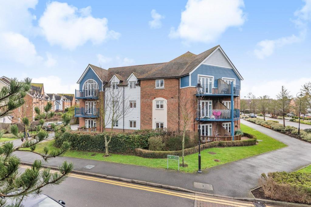 The Lakes, Larkfield, Aylesford 2 bed apartment for sale £240,000