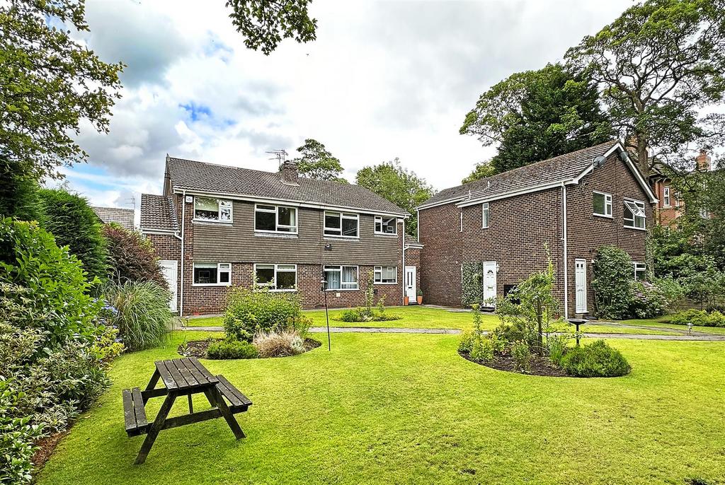 Wellington Road, Timperley 2 bed apartment for sale £250,000