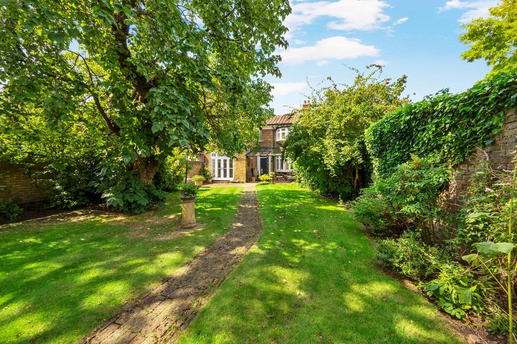 Bridge Street, WaltononThames, KT12 4 bed house for sale £1,295,000