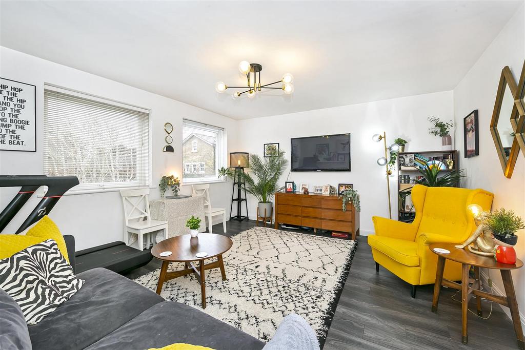 Cedars Road, Hampton Wick 2 bed apartment £450,000
