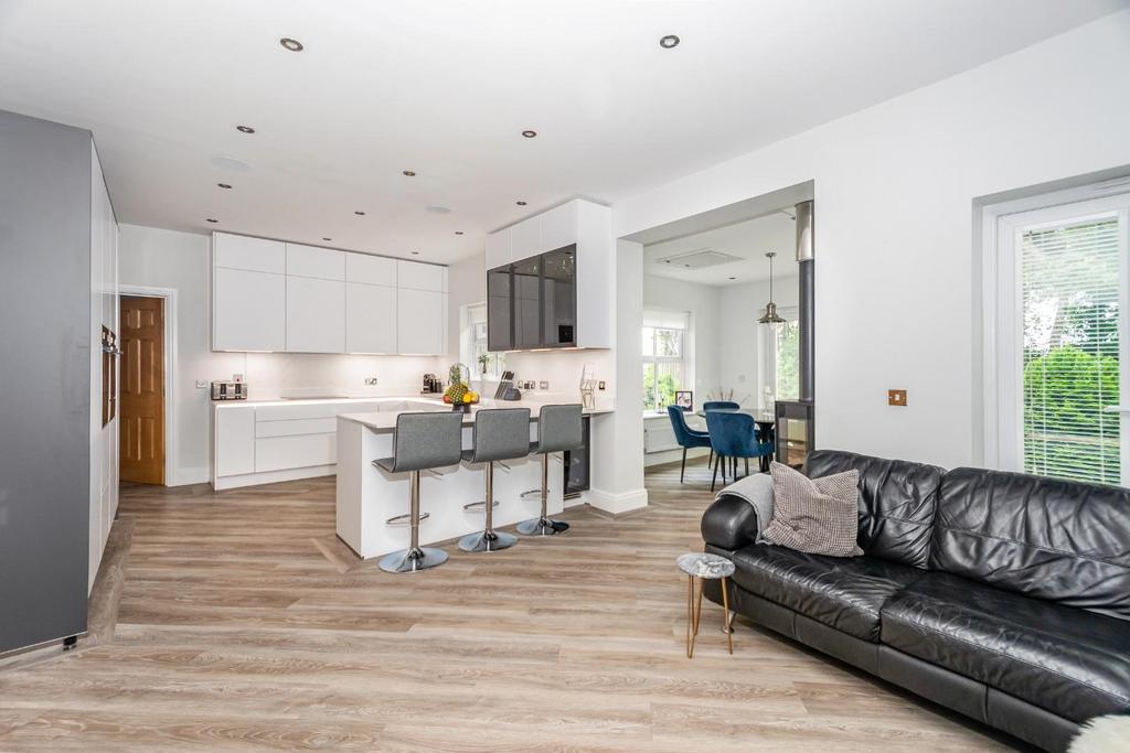 9 Oak Tree Way1.jpg