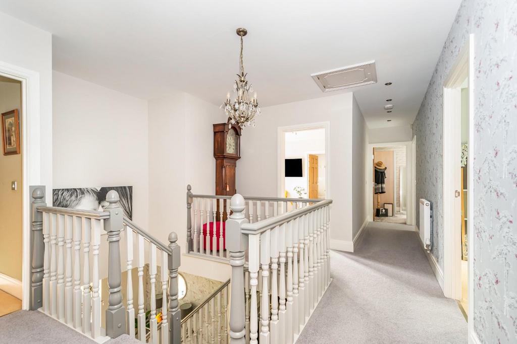 9 Oak Tree Way32.jpg