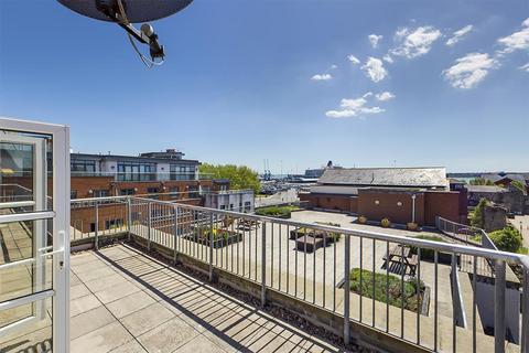 2 bedroom flat to rent, City Court, Lower Canal Walk, Southampton