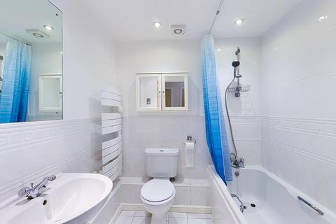 2 bedroom flat to rent, City Court, Lower Canal Walk, Southampton