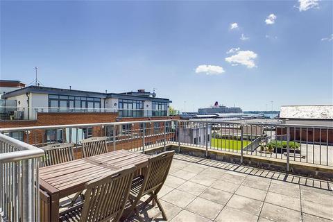 2 bedroom flat to rent, City Court, Lower Canal Walk, Southampton