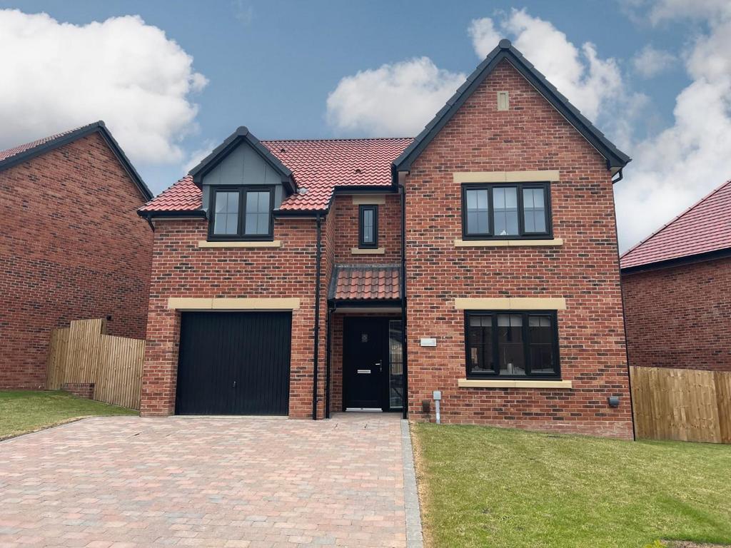 Harewood Close, Regency Manor... 4 bed detached house £1,850 pcm (£427 pw)