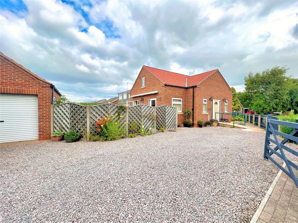 Scalby Lane, Gilberdyke 3 bed detached bungalow for sale £285,000