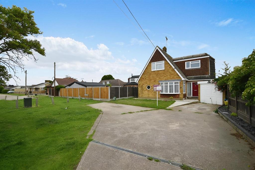 Pennial Road, Canvey Island SS8 4 bed detached house for sale £400,000