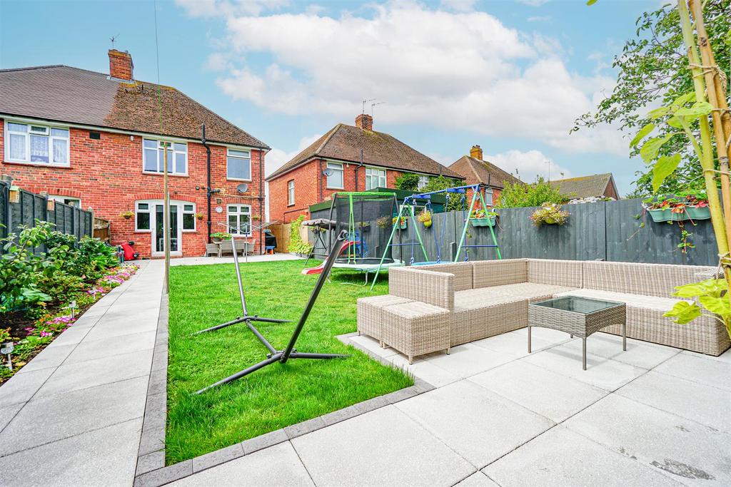 Buxton Drive, BexhillOnSea 3 bed semidetached house for sale £325,000