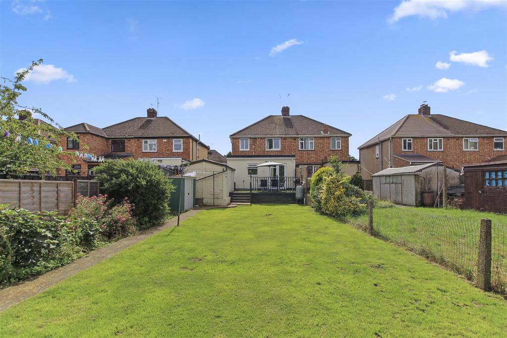 Hayden Avenue, Finedon, Wellingborough 4 bed semidetached house for