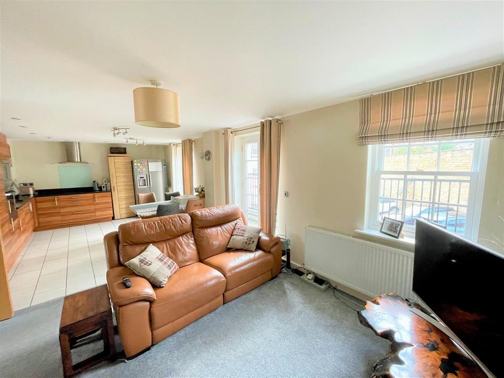 Wharf Road, Stamford, PE9 2EB 4 bed terraced house £550,000