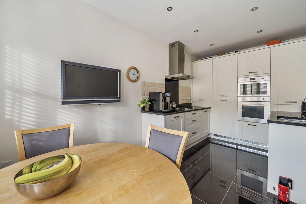 Kitchen\/Dining Area