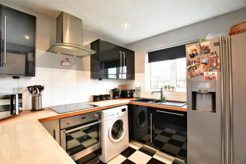 2 bedroom flat for sale, Beaufort Close, Chingford