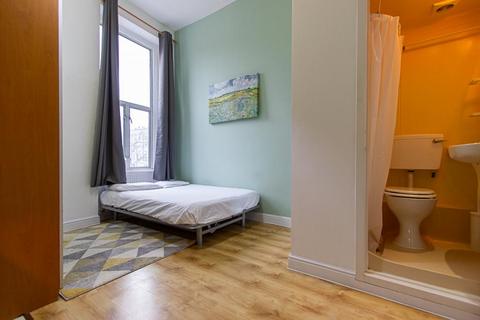 Studio to rent, West Cromwell Road, Earls Court, London, SW5