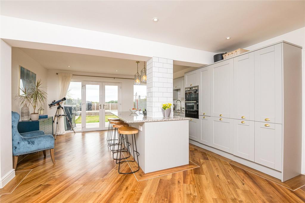 Shoebury Road, Great Wakering, SouthendonSea, SS3 4 bed semidetached