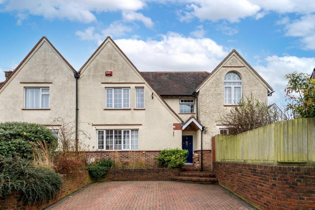 Smoke Lane, Reigate, RH2 4 bed semidetached house to rent £3,000 pcm (£692 pw)