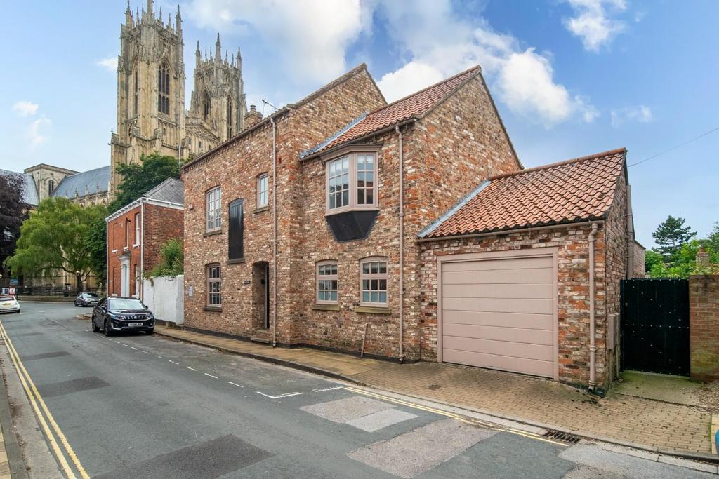 Minster Beverley, HU17 8HP 4 bed detached house £625,000