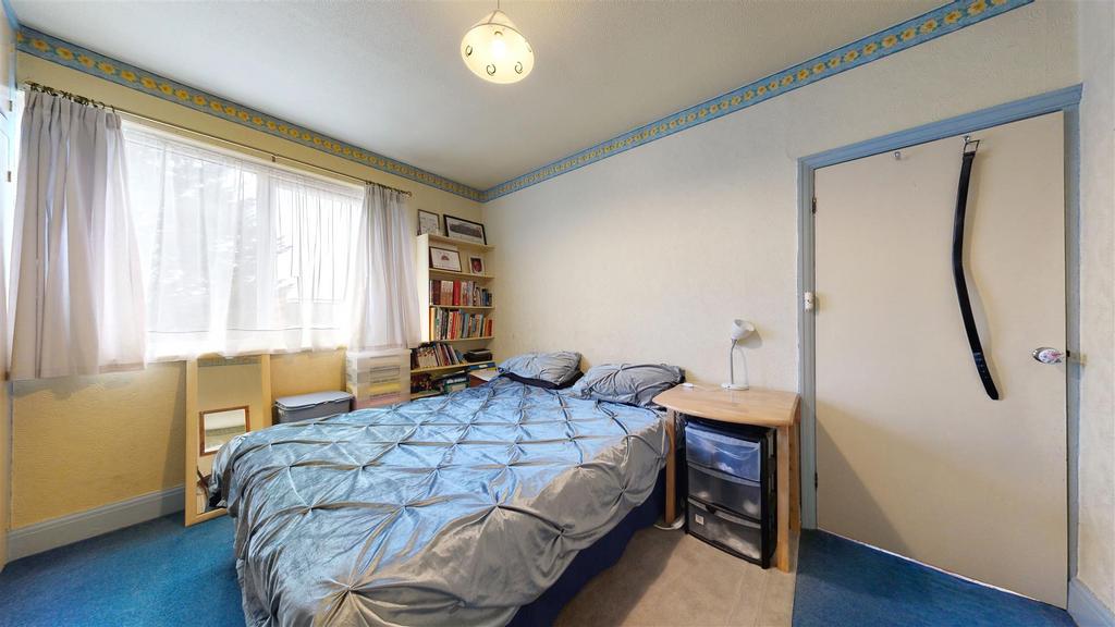 60-Weald-Lane-bed2.jpg