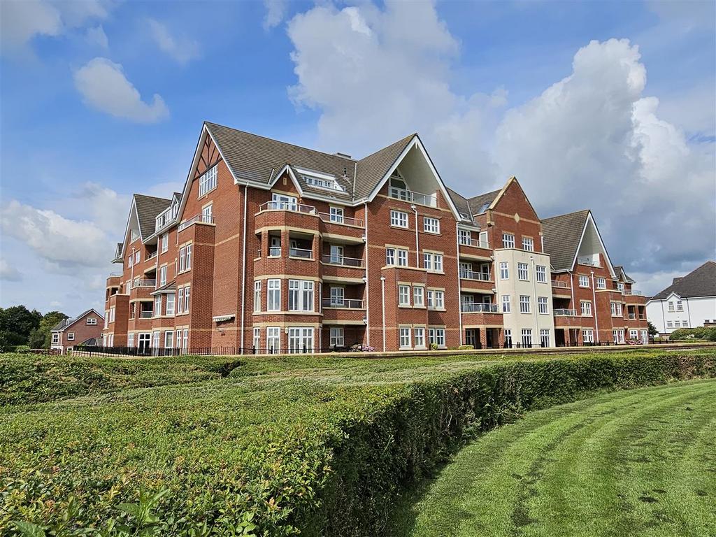 The Breakers, Victory Boulevard, Lytham 3 bed apartment for sale £525,000