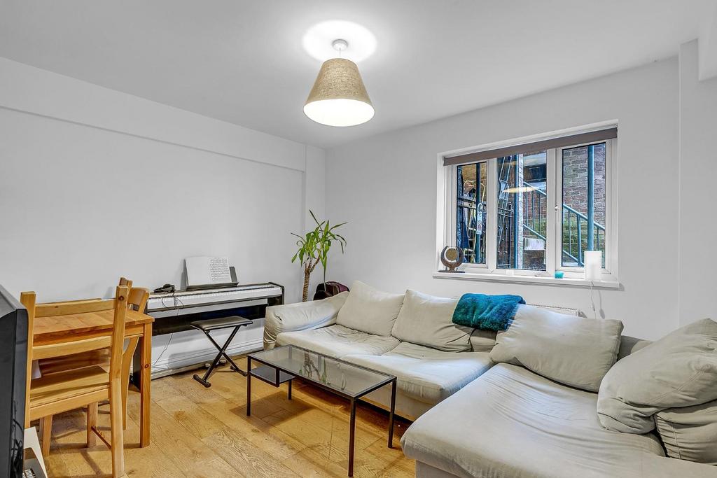Matlock Court, Denmark Hill, SE5 3 bed flat for sale £375,000