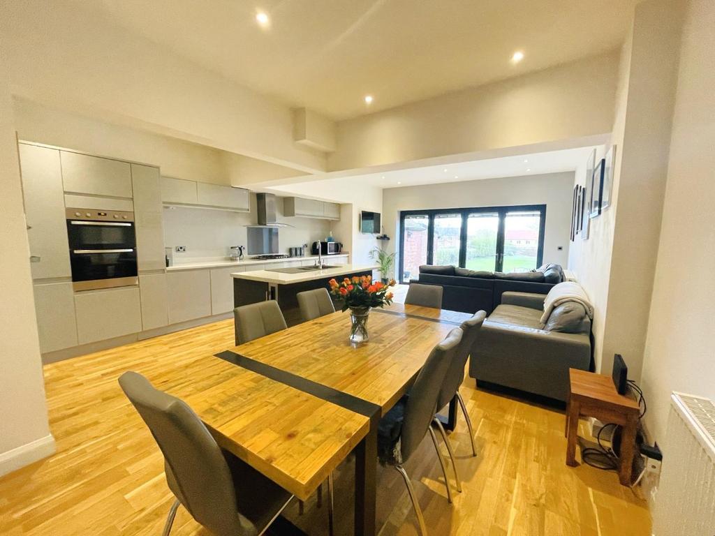 Kitchen/dining /living