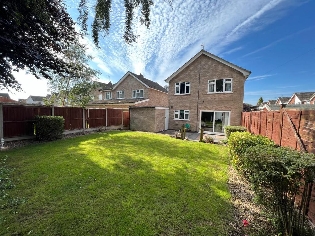 Yelverton Avenue, Evington, Leicester 3 bed detached house for sale £