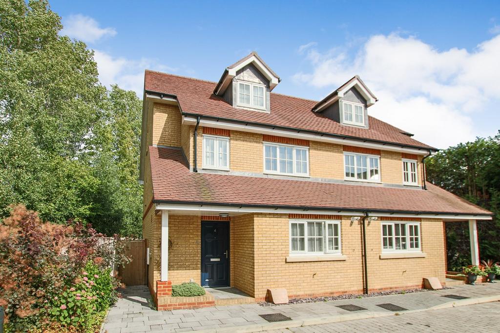 Wallis Mews, East Grinstead, RH19 3 bed semidetached house for sale