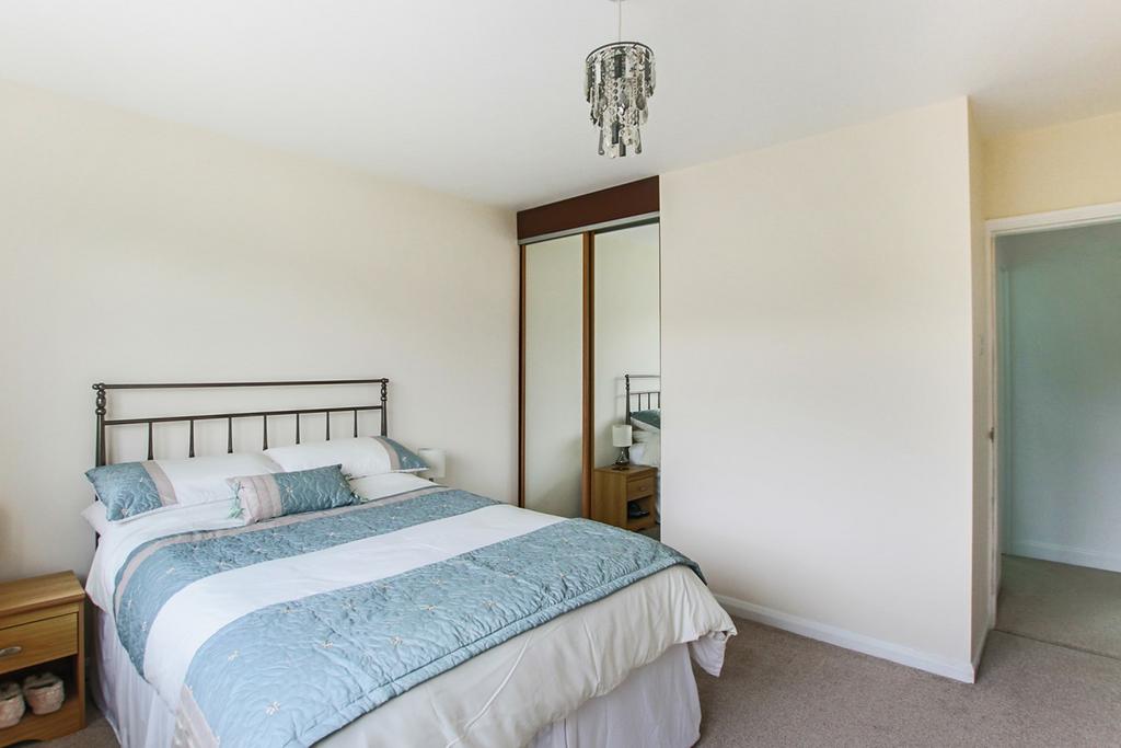 Hackenden Close, East Grinstead, RH19 5 bed detached house £500,000