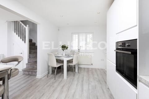 16b Tithe Close, London, NW7 2QD