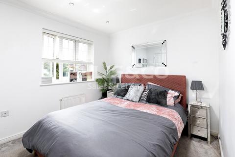 16b Tithe Close, London, NW7 2QD