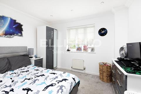 16b Tithe Close, London, NW7 2QD