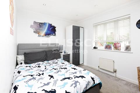 16b Tithe Close, London, NW7 2QD