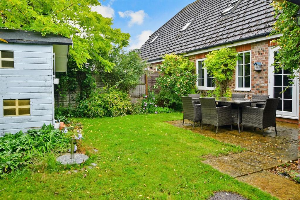Ashdene Gardens, Ashington, West Sussex 3 bed semidetached house for