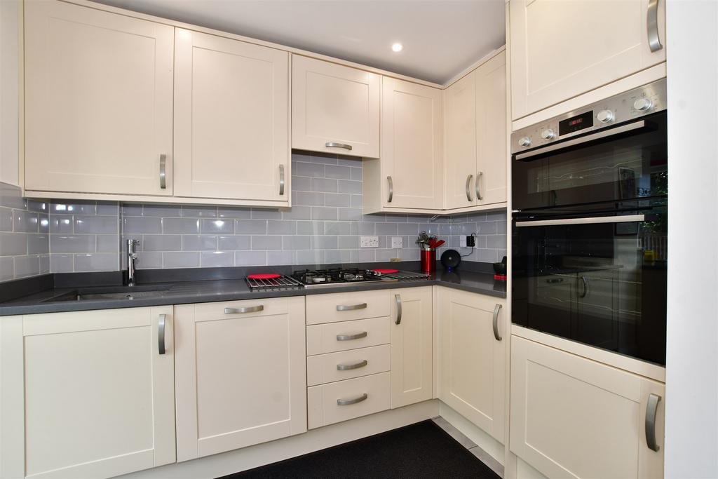 Ridgemount Avenue, Coulsdon, Surrey 3 bed semidetached house £500,000