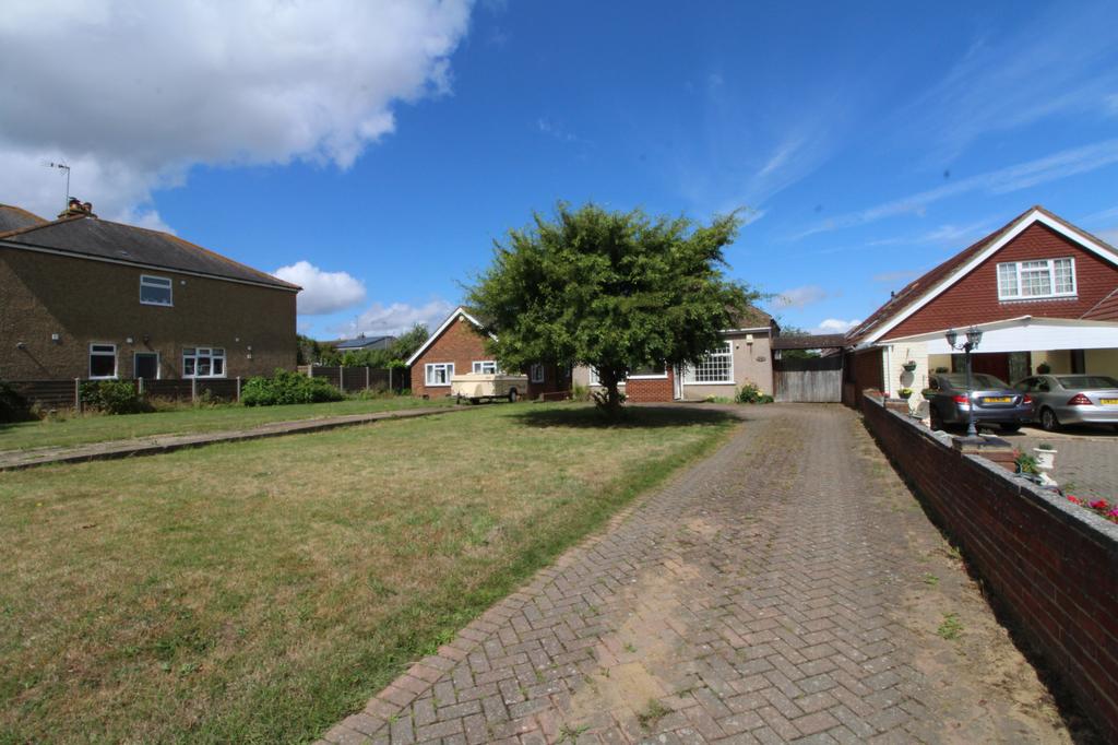 Brompton Farm Road, Rochester, ME2 3 bed bungalow to rent £1,600 pcm (£369 pw)