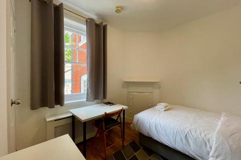 Studio to rent, Fulham Palace Road, Hammersmith, London, W6