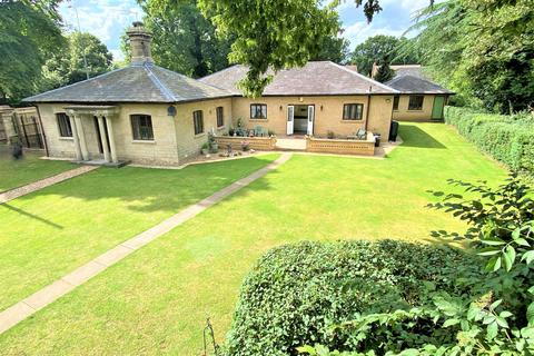 3 bedroom bungalow for sale - Arnoldfield Court, Gonerby Road, Gonerby Hill Foot, Grantham, NG31
