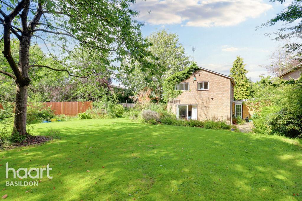 Gaynesford, BASILDON 4 bed link detached house £700,000