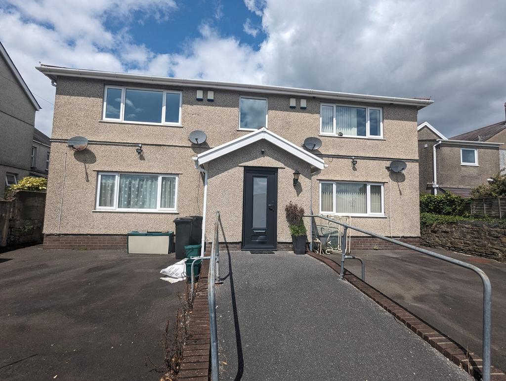 Burrows Road, Skewen, Neath, Neath... 2 bed flat £695 pcm (£160 pw)