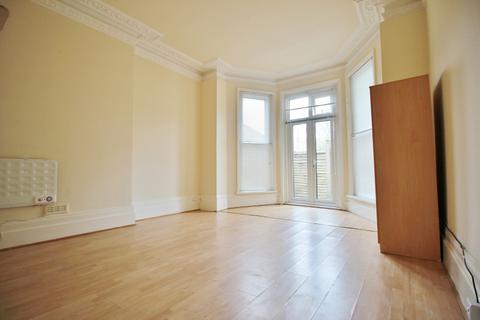 Studio to rent, Torrington Park, North Finchley N12