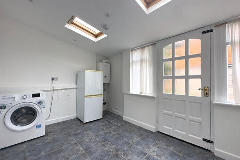 2 bedroom terraced house to rent, Livingstone Road, Newbury, RG14